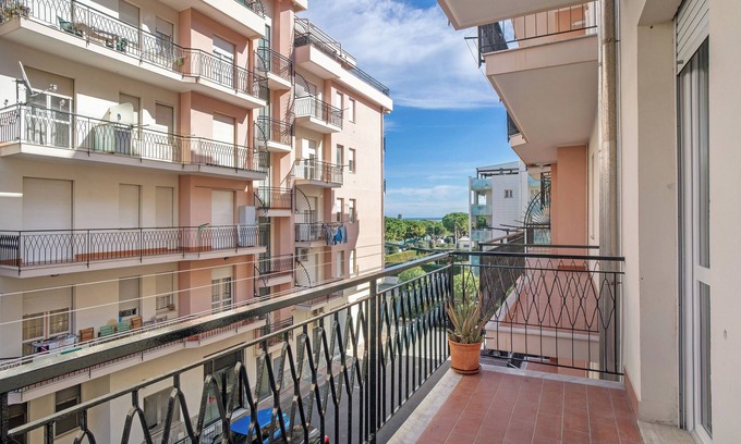 Albenga Apartment | Apartment 'La Casa Dei Nonni' with Sea View and Balcony