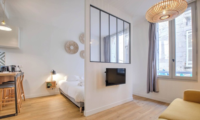 Perigueux Apartment | Apartment 'Le Charmant' with Wi-Fi and Air Conditioning