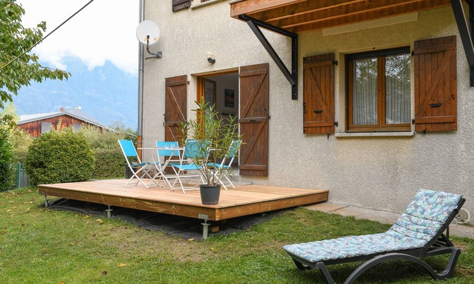 Chateauneuf Apartment | Apartment 'Le Relai Des Gayots' with Mountain View, Shared Garden and Wi-Fi