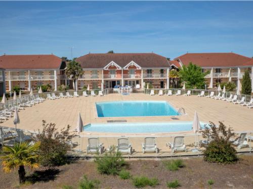 Le Verdon-sur-Mer Apartment | Apartment Les Alcyons T2 by Interhome