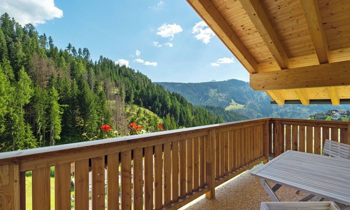 Mareo Apartment | Apartment 'Lü Da Plazores Falc' with Mountain View, Shared Garden and Wi-Fi