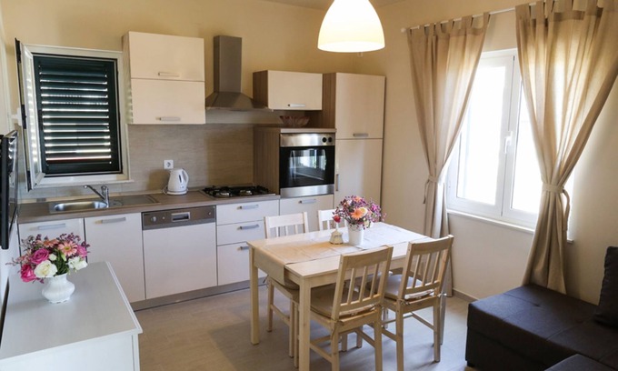 Cavtat Villa | Apartment Lucy Sleeps 4 (2 Bedrooms),CAVTAT (750 m from the center)