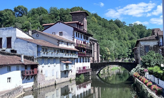 Caro Apartment | Apartment 'Maison Biscaya 4 Pers En Rdc' with Mountain View and Air Conditioning