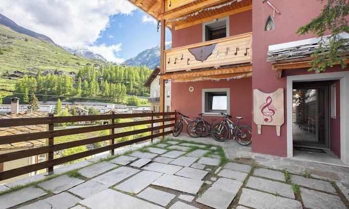 Cogne Apartment | Apartment 'Maison De La Musique' with Mountain View, Shared Terrace and Wi-Fi