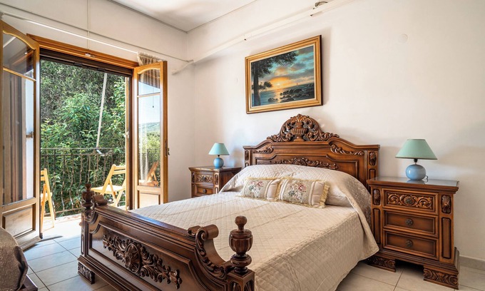 Kateleios Apartment | Apartment 'Makis Katelios' with Balcony, Wi-Fi and Air Conditioning