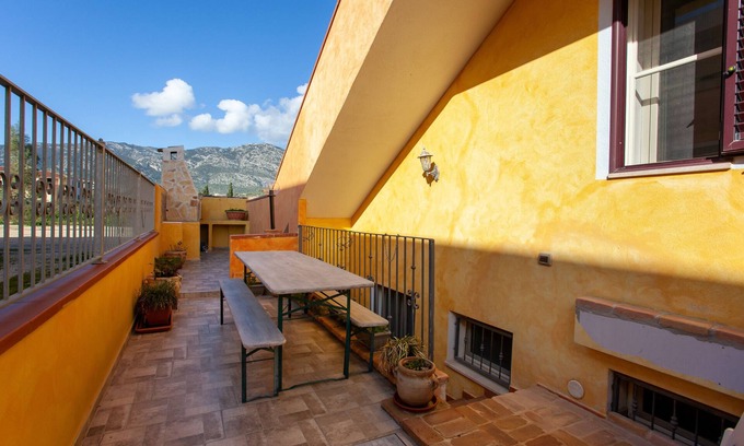 Orosei Apartment | Apartment "Mariposa" with Mountain View, Shared Terrace & Wi-Fi