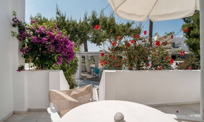 Mikri Vigla Apartment | Apartment 'Maroulis Studios - Studio 3' with Private Garden, Wi-Fi and Air Conditioning