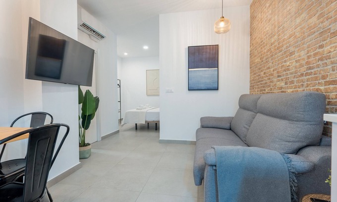 San Carlos-Tartessos Apartment | Apartment 'New Cozy Next To Sta 2' with Wi-Fi and Air Conditioning
