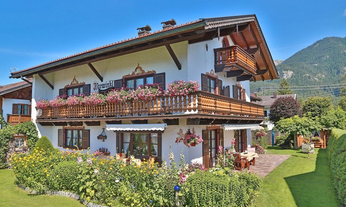 Kruen Apartment | Apartment 'Nr 1 Wetterstein' with Mountain View, Balcony and Wi-Fi