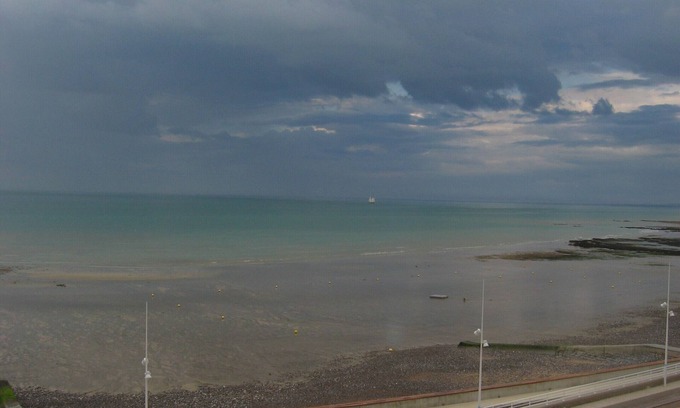 Saint-Valery-en-Caux Apartment | Apartment on the seafront, 3rd floor