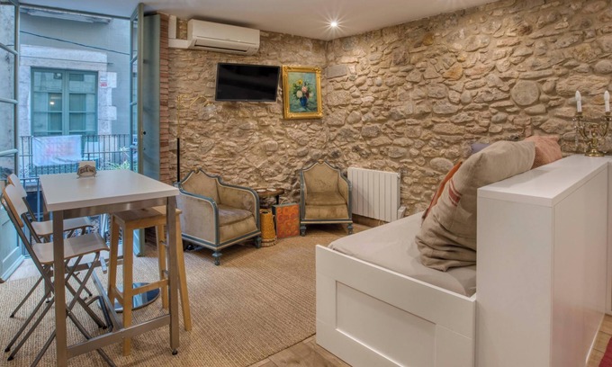 Barri Vell Apartment | Apartment “Old Side Girona one” with Balcony, Wi-Fi & A/C