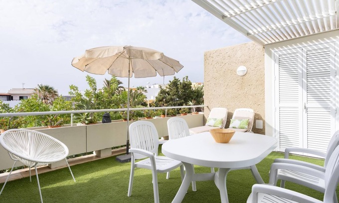 Poris de Abona Apartment | Apartment on the beach, work area and private parking - PillowAbroad