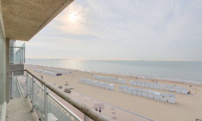 Zeebrugge Apartment | Apartment on the seafront in Knokke on the 4th floor for max 7 persons