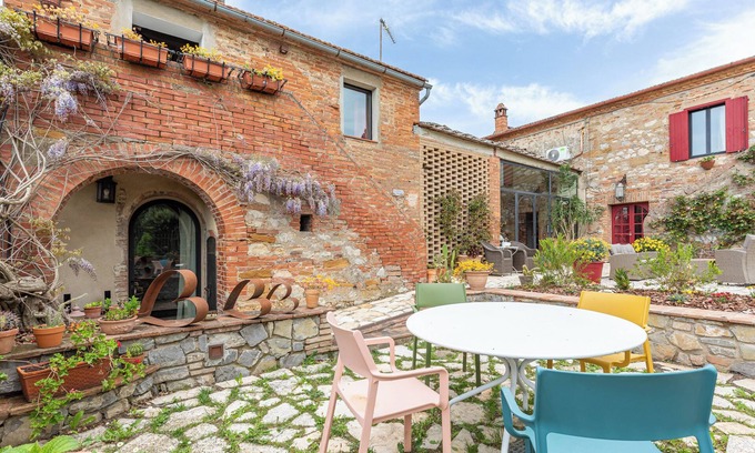 Trequanda Apartment | Apartment 'Podere Poggiolino' with Shared Pool, Wi-Fi and Air Conditioning