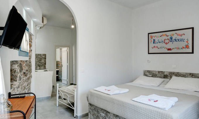 Amorgos Town Apartment | Apartment 'Politimi's Studio N5' with Mountain View, Wi-Fi and Air Conditioning