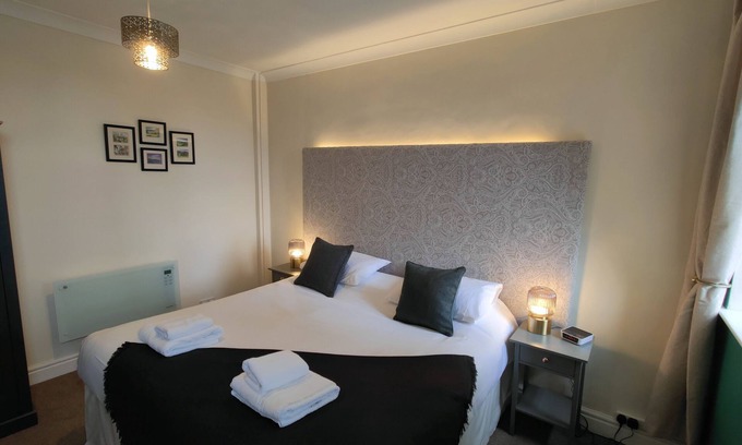 Thirsk Apartment | Apartment-Private Bathroom-Pennine