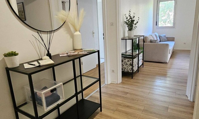 Bourroches Apartment | Apartment-Private Bathroom