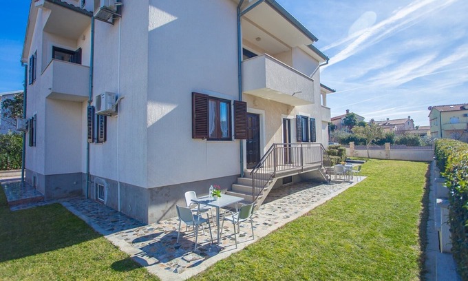 Mali Maj Apartment | Apartment Punta IV with Garden View