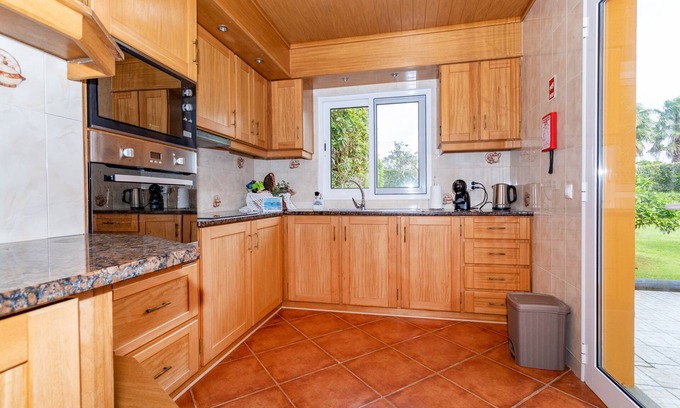 Pico da Pedra Apartment | Apartment 'Quinta Da Paz 5' with Shared Pool, Wi-Fi and Air Conditioning