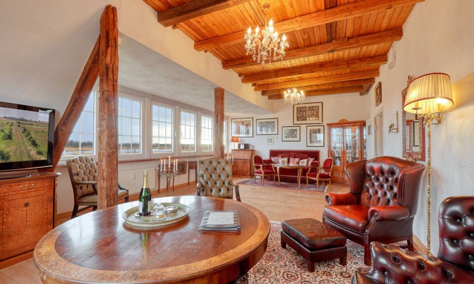 Horsbull Apartment | Apartment 'Royal Suite' with Shared Garden and Wi-Fi