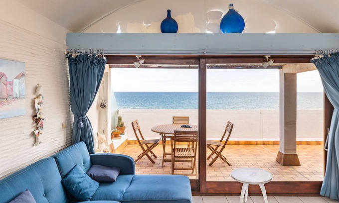 Saint-Cyprien Plage Apartment | Apartment 'Rooftop Front De Mer' with Sea View, Private Terrace and Wi-Fi