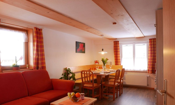 Weilheim Apartment | Apartment 'Rose' with Shared Garden, Balcony and Wi-Fi