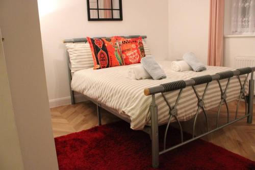 Dagenham Apartment | Apartment - Sleeps 2 - Parking - Station Close