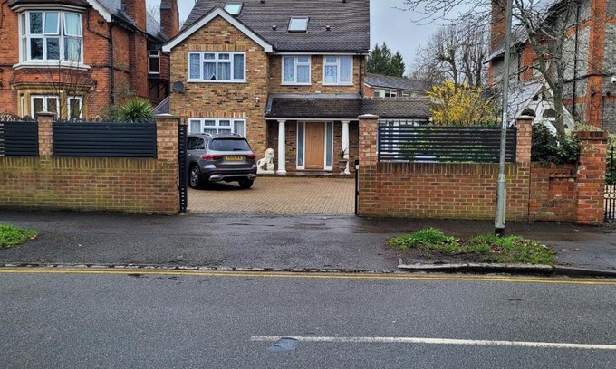 Reading House | Apartment - Sleeps 2 - Parking - Wi-Fi