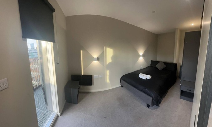 Manchester Apartment | Apartment - Sleeps 4, pets allowed & free parking