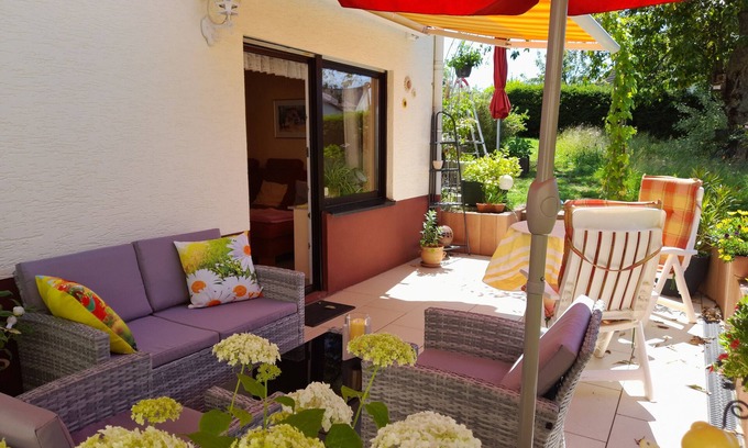 Boverath Apartment | Apartment 'Sonnenblume' with Private Terrace, Private Garden and Wi-Fi