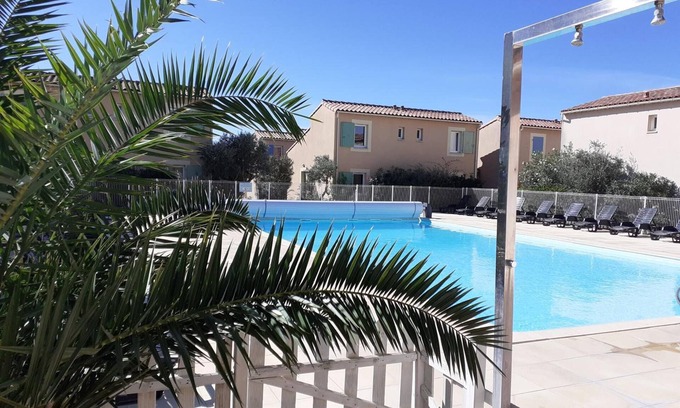 Mouries Apartment | Apartment 'Sous Le Soleil Des Alpilles' with Mountain View, Wi-Fi and Air Conditioning