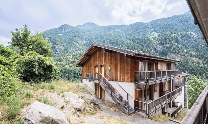 Orelle Apartment | Apartment 'Spa Fleures D'Orelle' with Mountain View, Private Terrace and Wi-Fi