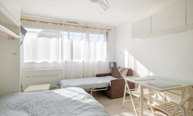 Villeneuve Loubet Beach Apartment | Apartment 'Studio Marina Baie Des Anges' with Private Garden, Wi-Fi and Air Conditioning