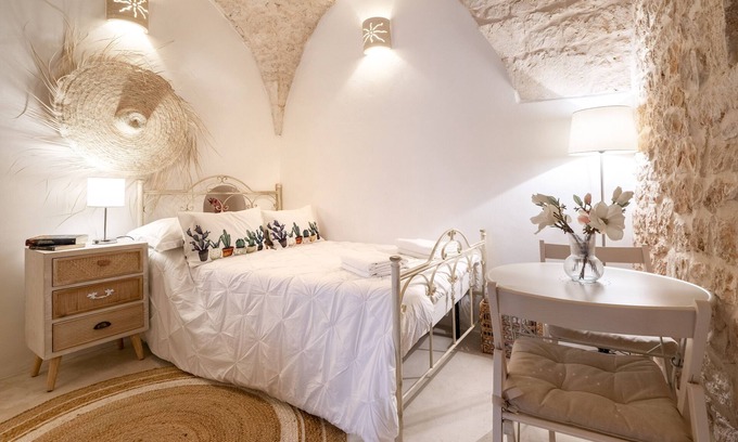 Ceglie Messapica Apartment | Apartment 'Suite Carlomaria In Ceglie' with Air Conditioning