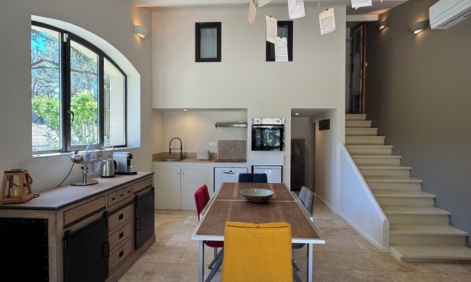 Tarascon Apartment | Apartment surrounded by olive trees on 3 hectares of land