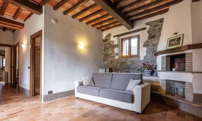 Radicofani Apartment | Apartment 'Terra' with Shared Terrace, Shared Garden and Wi-Fi