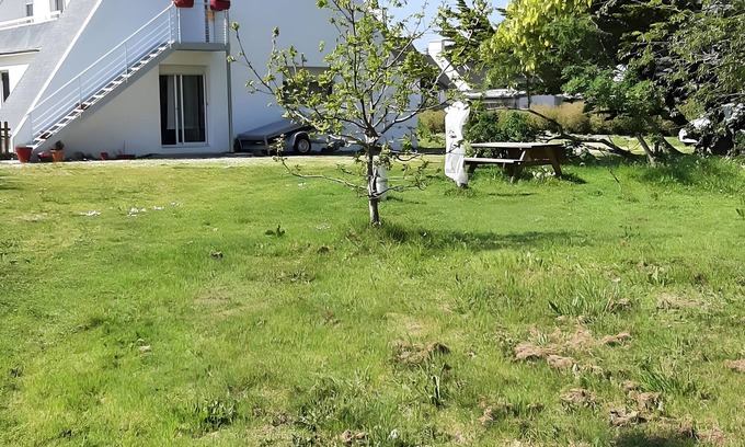 Plouescat Apartment | Apartment 'Tric'horn' with Shared Garden and Balcony