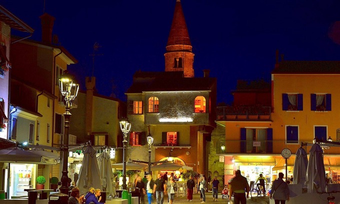 Old Town Apartment | Apartment 'Trilocale 5 Isola Di Pasqua Caorle' with Private Terrace, Wi-Fi and Air Conditioning