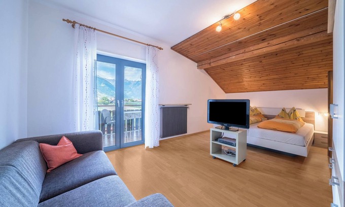 Lana Apartment | Apartment "Tschigat Leilichhof" with Mountain View, Wi-Fi, Balcony & Garden