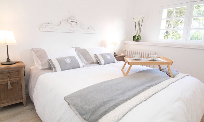 Clohars-Carnoet Apartment | Apartment 'Villa Prat Bras - T1 - Romantique' with Shared Garden and Wi-Fi