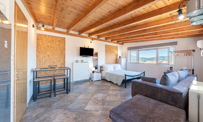 Dafnata Apartment | Apartment 'Viola' with Mountain View, Wi-Fi and Air Conditioning