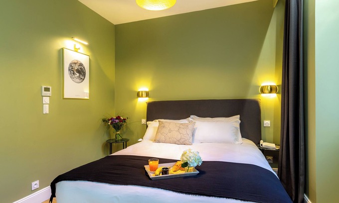 Opera Apartment | Apartment-Wet room-Courtyard view-C6 Terre et Lune