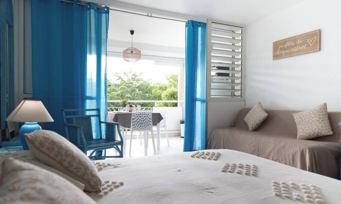 Pointe de la verdure Apartment | Apartment with direct beach access and private parking, secure residence.