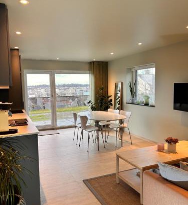 Haugesund Apartment | Apartment with garden and sea view