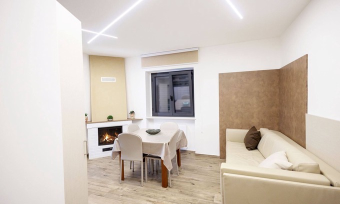 Campolattaro Apartment | Apartment with porch overlooking the lake