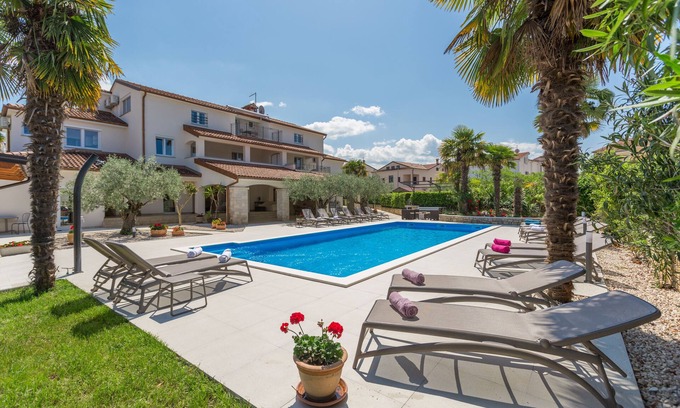 Mali Maj Apartment | Apartment with pool, 2 bedrooms, garden, air-conditioned,barbecue,quiet location