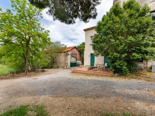 Meze Apartment | Apartment with pool amid vineyards and near the beach