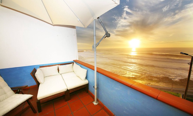 Ericeira Apartment | Apartment with roof terrace and barbecue in the center of Ericeira and directly on the sea