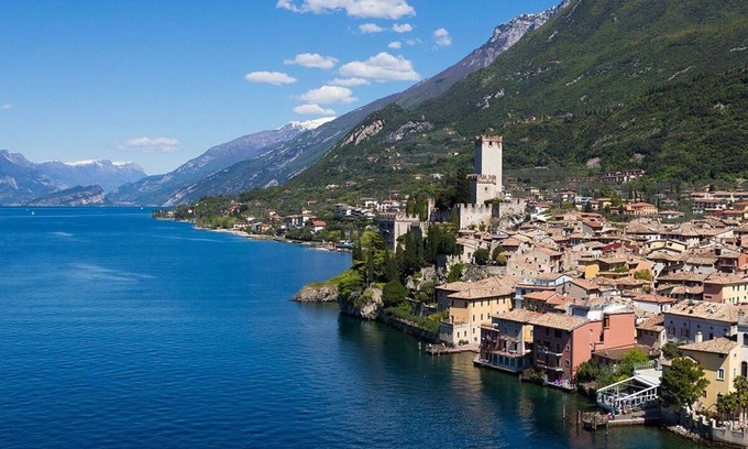 Campagnola Apartment | Apartment with spectacular lake view, large garden, 30m. from the beach