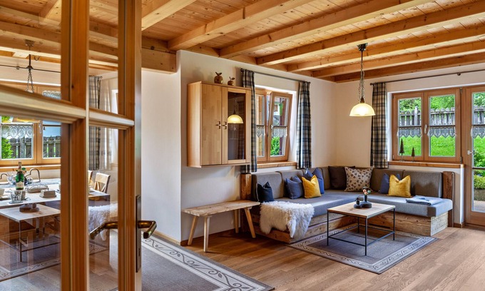 Unterammergau Apartment | Apartment 'Wohnung Blau - Ferienhaus Ammergau' with Mountain View, Terrace and Wi-Fi